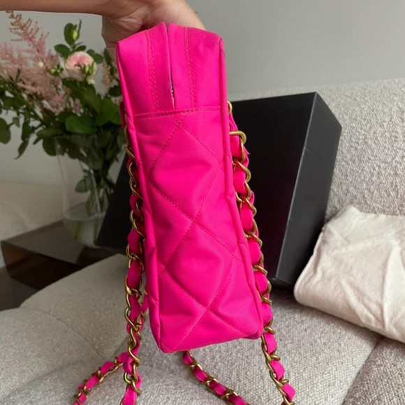 Chanel bag hot pink nylon - Picture 9 of 13
